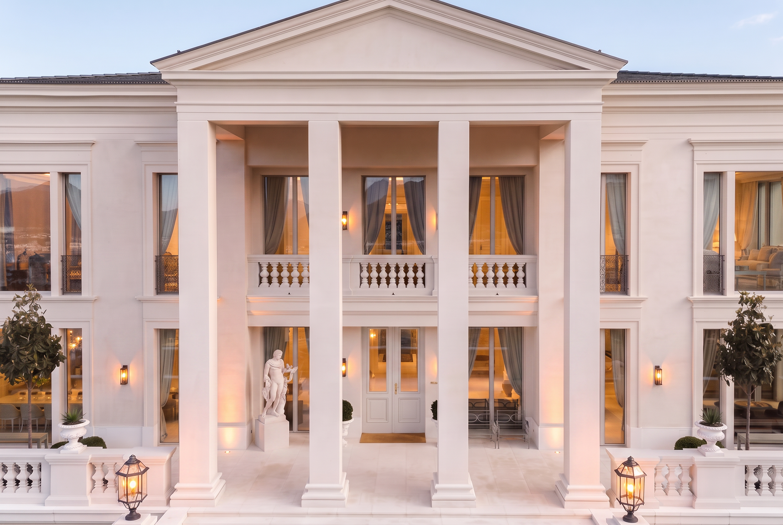 Palais Sophie — Palladian portico with columns, statue of Apollo, seen from a subtle low angle